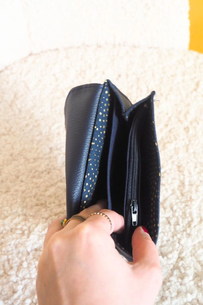 Intérieur du porte-monnaie bleu nuit Céleste pour femme avec 4 compartiments et poche zippée.