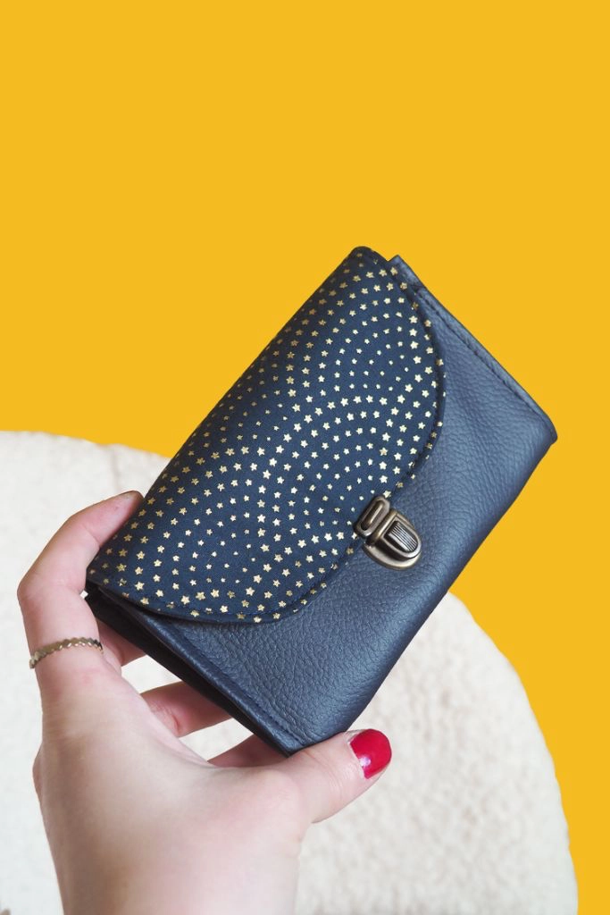 Porte-monnaie artisanal Céleste bleu nuit et doré, vue de face, fermeture cartable rétro