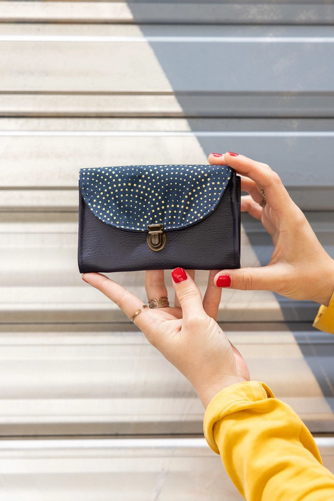 Porte-monnaie Céleste bleu nuit femme – accessoire artisanal tenu en main, collection Claire Rainette.