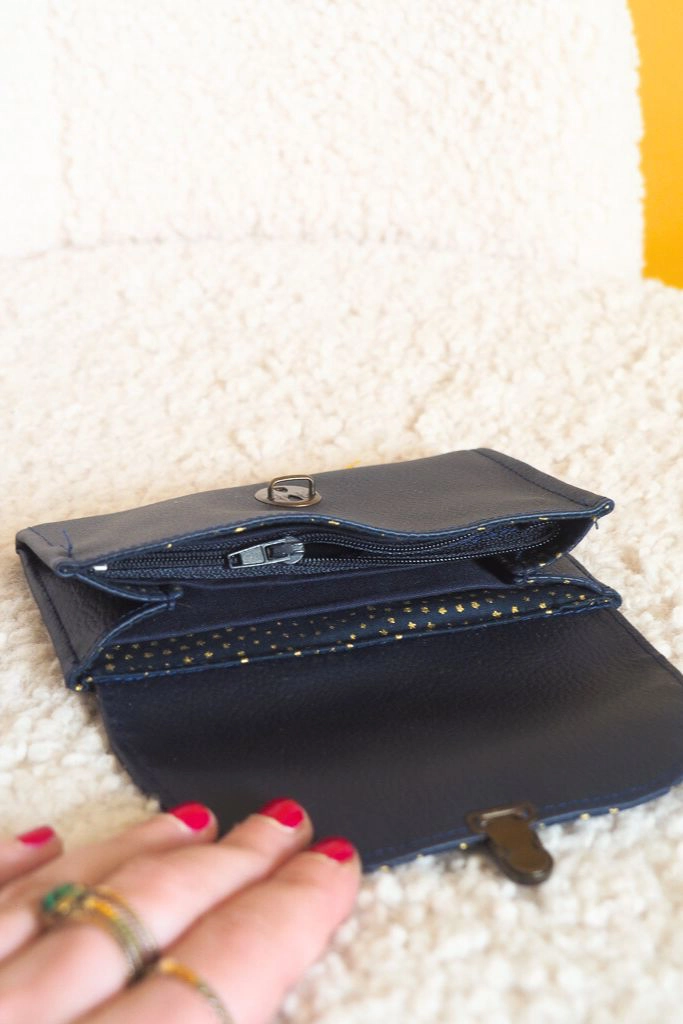 Porte-monnaie femme bleu nuit Céleste – intérieur doublé et poche zippée.