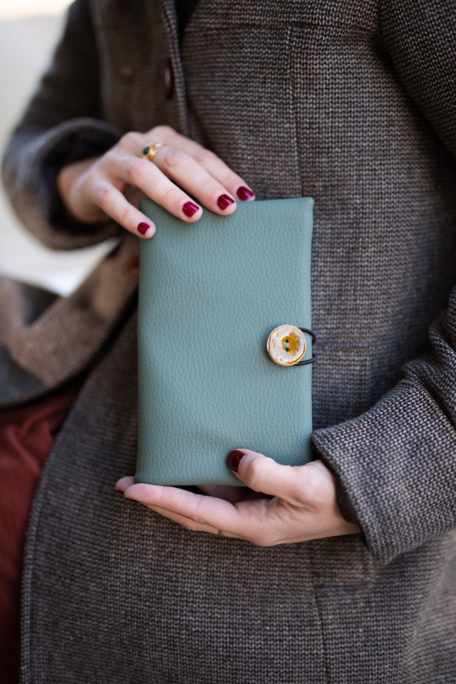 Portefeuille Sidonie triangles fermé - simili cuir vert sauge bouton coco moutarde