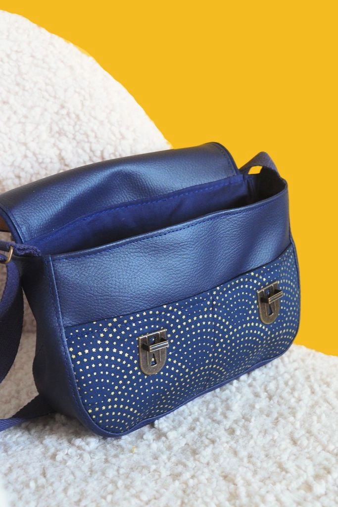 Vue de côté du sac artisanal bleu nuit Céleste, mélange simili cuir et tissu étoilé