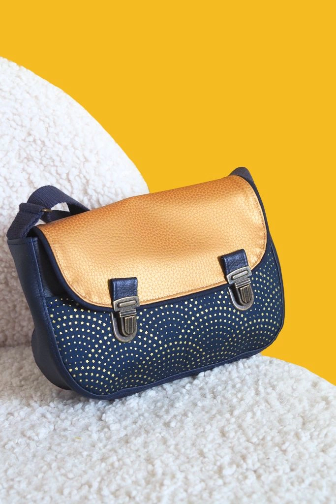 Sac Céleste bleu nuit et doré, vue de face avec détails des attaches cartables rétro