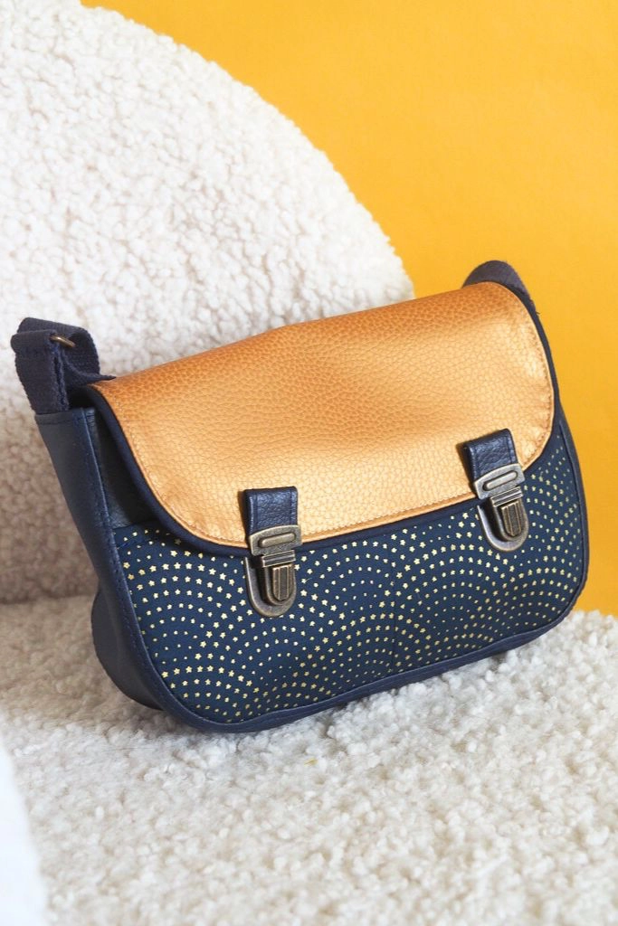 Sac artisanal bleu nuit et doré posé en studio, modèle Céleste Claire Rainette
