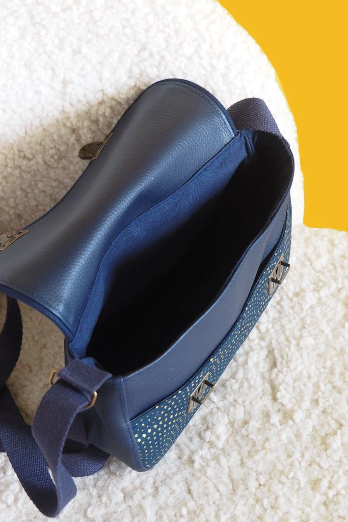 Intérieur du sac artisanal Céleste bleu nuit, espace de rangement et finitions soignées