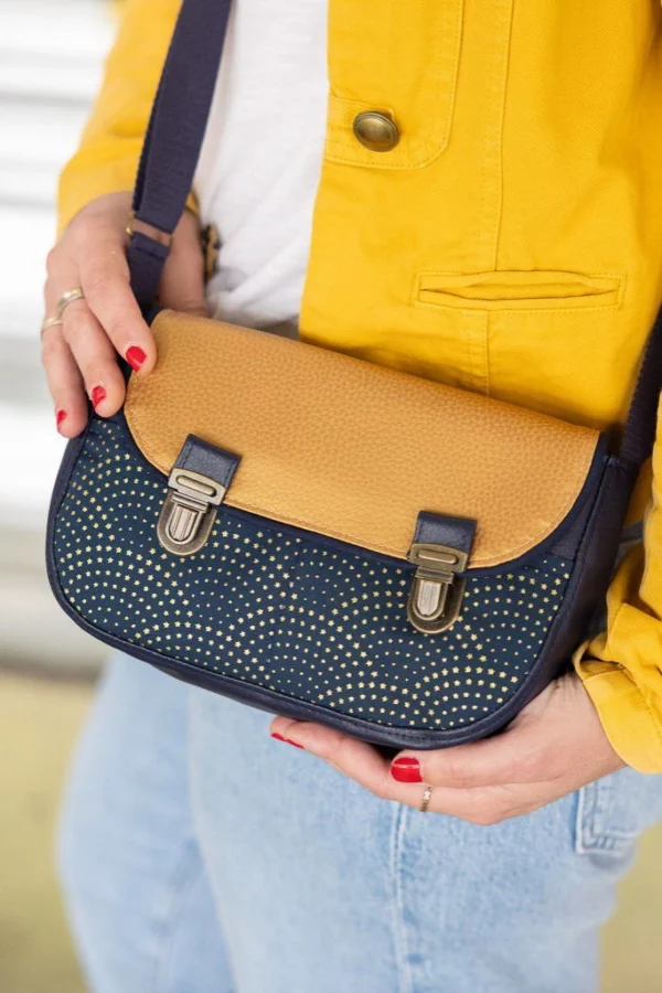 Sac artisanal bleu nuit et doré Céleste porté en bandoulière, création cousue main Claire Rainette
