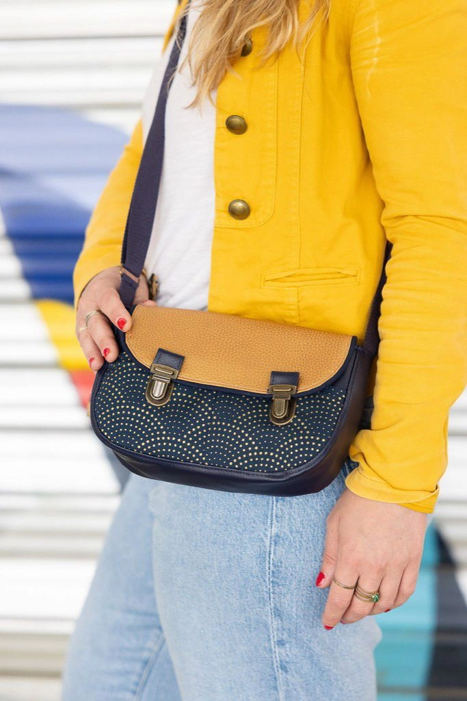 Sac Céleste bleu nuit et doré vu de près, détails des attaches et du rabat doré