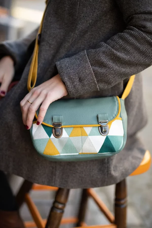 sac L’Essentiel Sidonie porté, sac bandoulière géométrique triangles vert jaune fait main