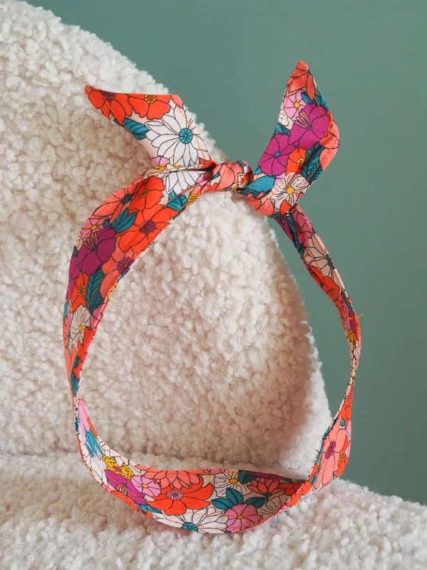 Headband femme fait main Luz en tissu fleuri coloré porté sur cheveux lâchés