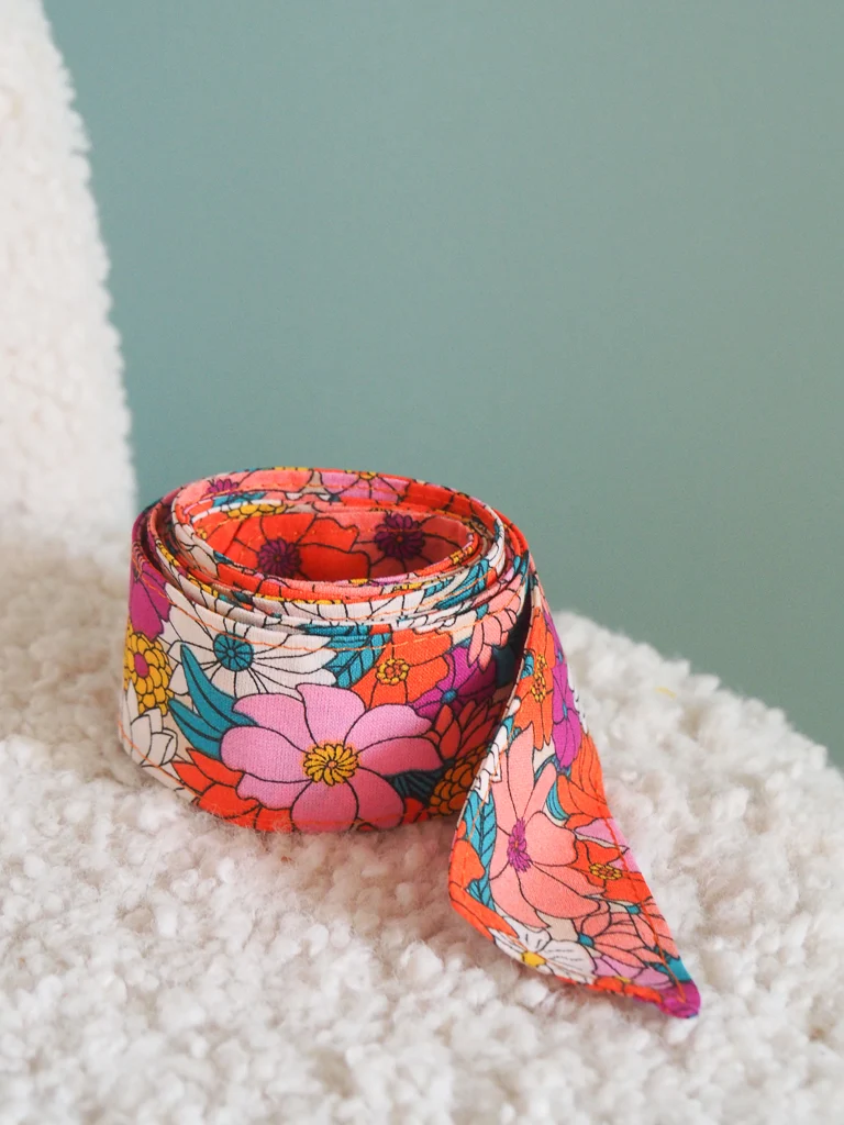 Ceinture femme fait main Luz en tissu fleuri coloré portée sur une robe