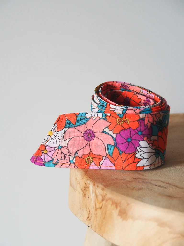 Détail tissu fleuri coloré ceinture artisanale femme Luz