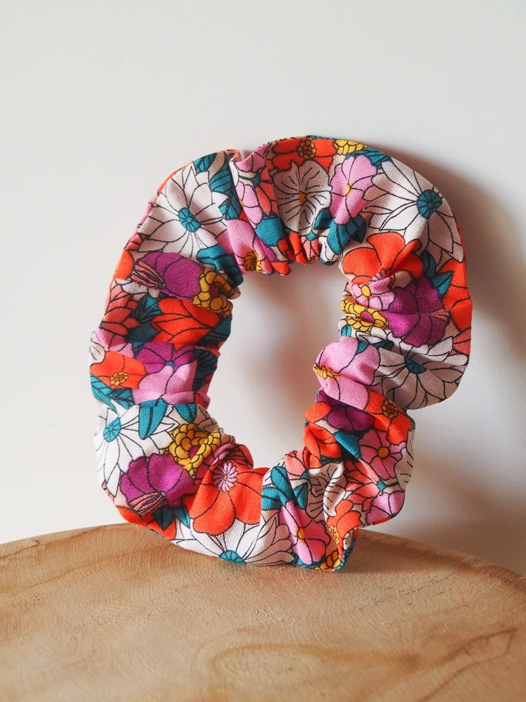 Détail tissu fleuri coloré chouchou artisanal Luz