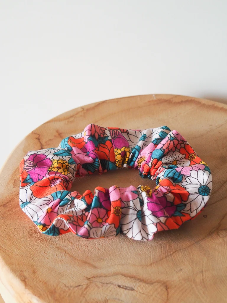 Chouchou tissu fleuri cousu main assorti à la collection Luz