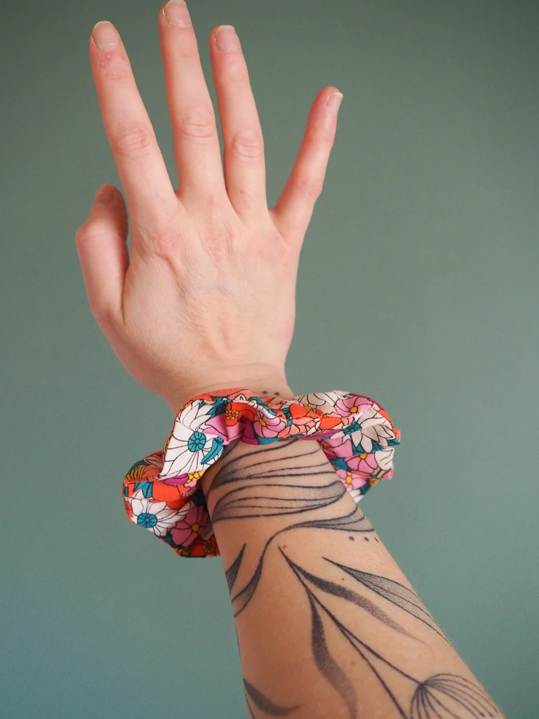 Chouchou cheveux fait main porté au poignet accessoire femme Luz