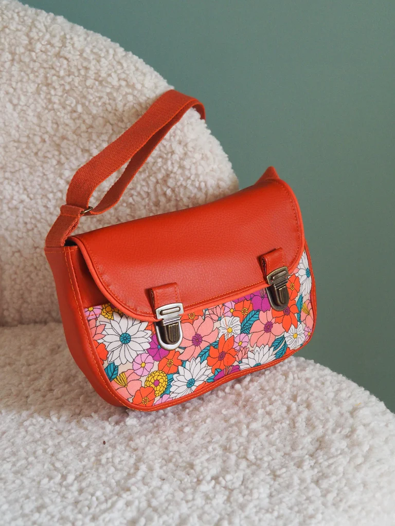 Profil du sac compact femme en simili cuir rouille cousu main en Bretagne
