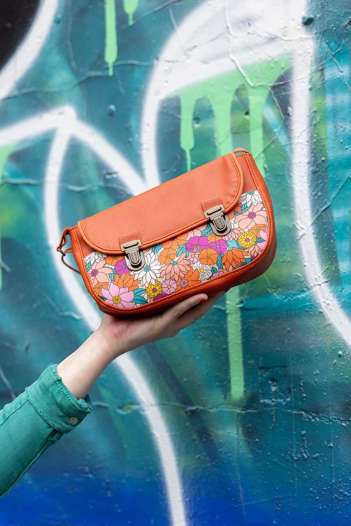 Sac bandoulière artisanal femme en simili cuir rouille avec imprimé fleuri rétro