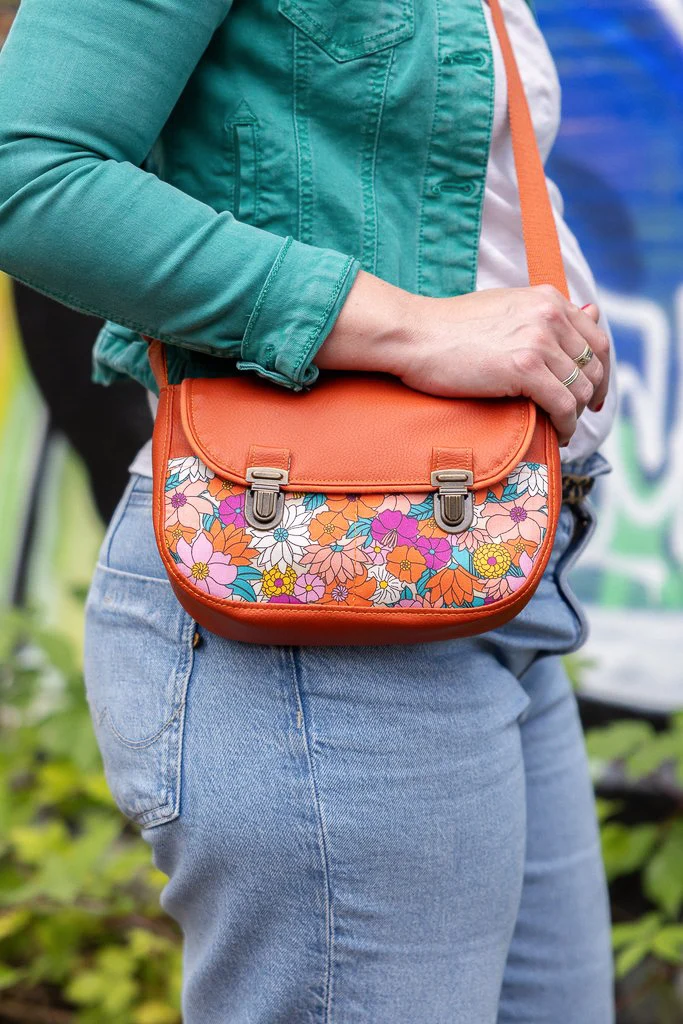 Sac bandoulière femme fait main collection Luz en simili cuir rouille et tissu fleuri coloré