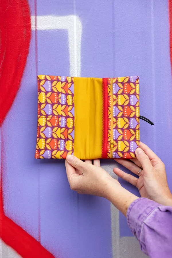 Portefeuille femme Tulipop rouge et fleuri en mise en scène colorée