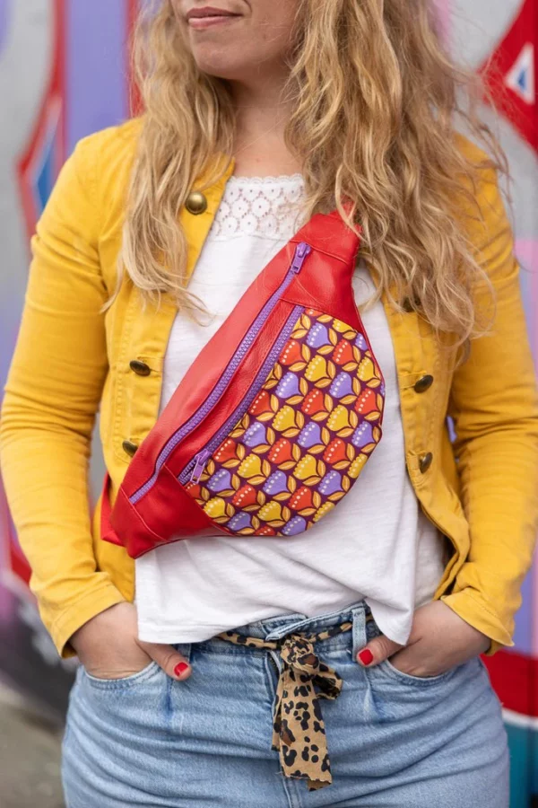 Banane femme Tulipop portée en bandoulière sur tenue colorée