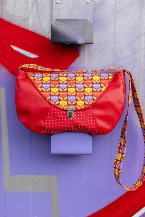 Sac besace femme fait main Tulipop en simili cuir rouge et tissu fleuri rétro