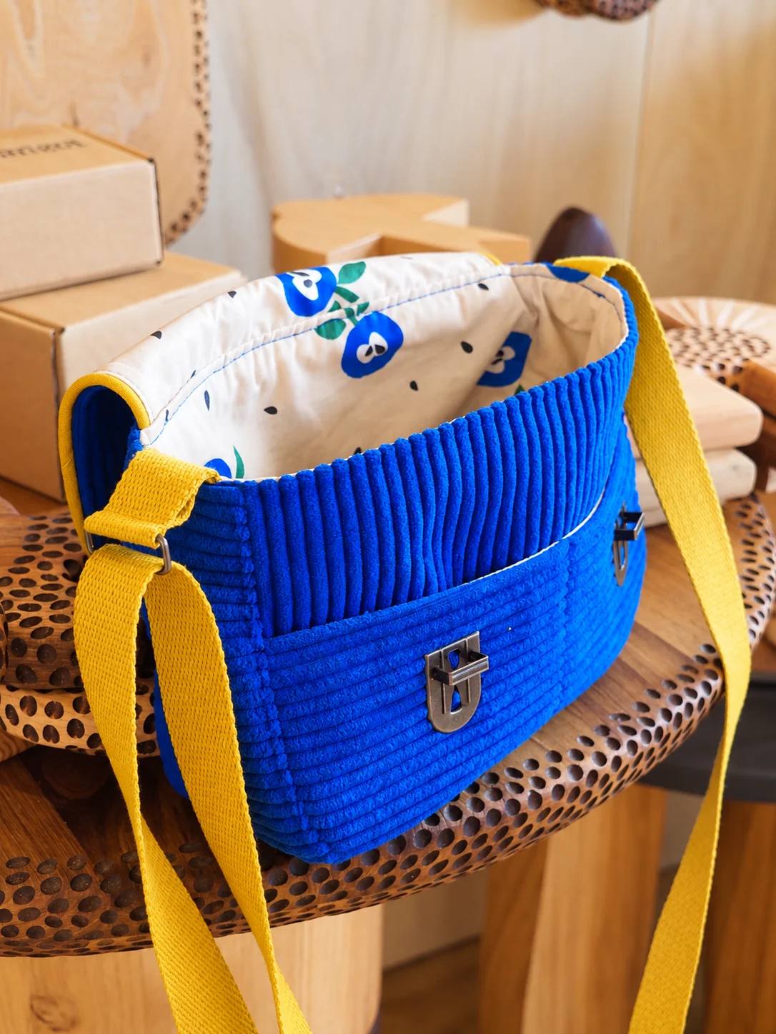 Sac velours bleu cousu main compartiments